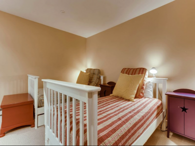 Four Bedroom Townhome with Views of Slopes!